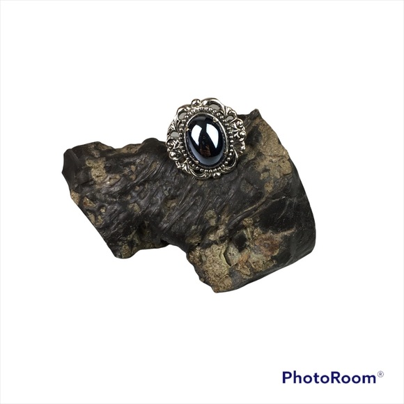 Vintage sterling silver large hematite ring in decorative setting - Picture 1 of 11